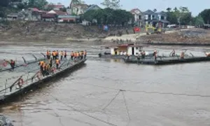 Lắp cầu phao gần cầu Phong Châu bị sập