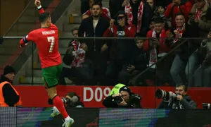 Khán giả Ba Lan mừng bàn cùng Ronaldo gây sốt