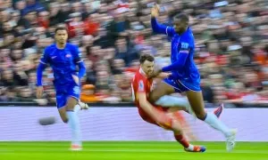 Tranh cãi việc hậu vệ Chelsea thoát thẻ đỏ